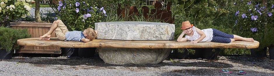 Gartenbänke aus Findlingen und Holz